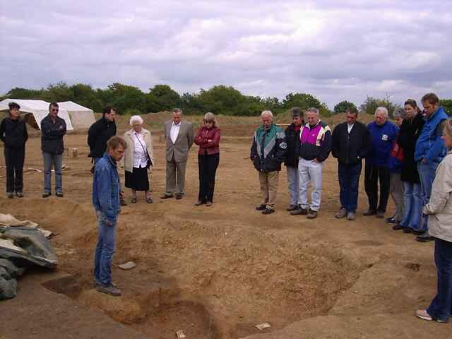 Herr Scholz erklärte den Gästen die aktuelle Grabungssituation anhand von Speicher, Wohnbauten und Abfallgruben der Zeit von vor 2000 Jahren.